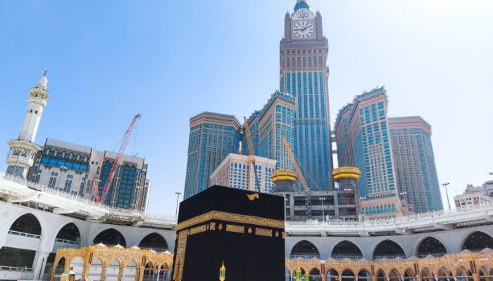 pilgrims-in-kaaba-in-macca-al-haram-umrah-socially-distanced-coronavirus-restrictions-face-mask-1