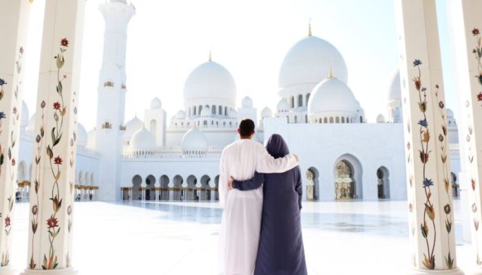 travels-a-couple-from-behind-at-the-abu-dhabi-whit-2023-11-27-05-07-01-utc-1-800x548